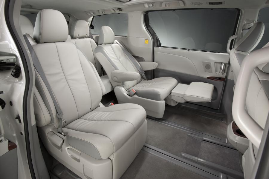  Toyota Sienna SE 2010 года  (фото 20 из 50)